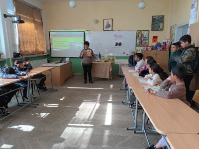 Учениците от ОУ "К. Честименски" се включиха в инициативата "Походът на книгите", организирана от клуб "Рицар на книгата" - ОУ Кочо Честеменски - Динката