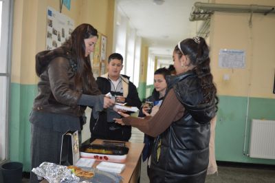 Коледен базар 23.12.2025 г. - ОУ Кочо Честеменски - Динката